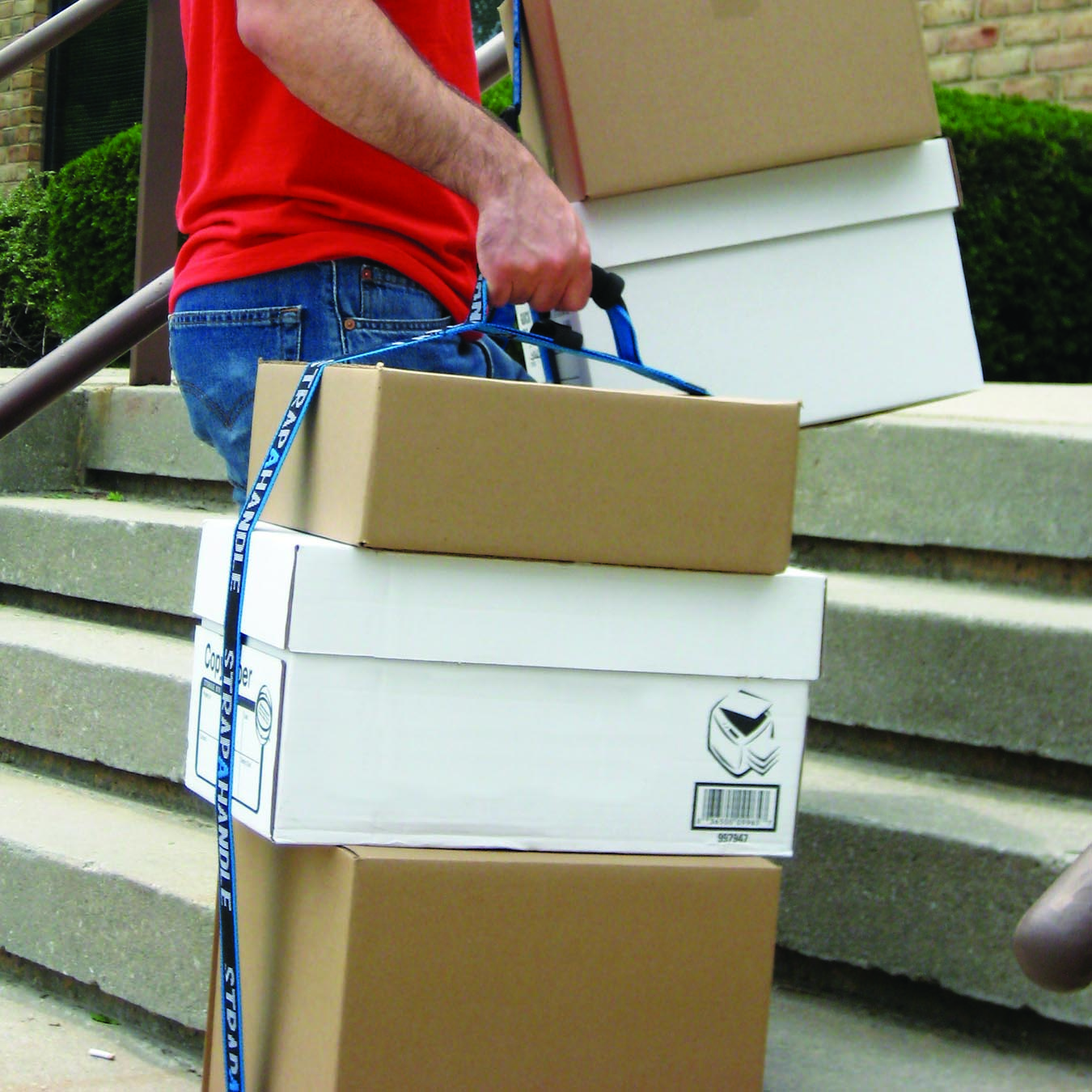 strap-a-handle_best-carry-strap_lifting-heavy-boxes_tradeshow strap-a-handle_best-carry-strap_lifting-heavy-boxes_tradeshow